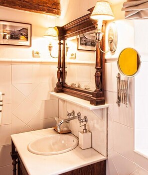 Habitación doble (La Administración) | Baño | Artículos de higiene personal gratuitos, secador de pelo y toallas