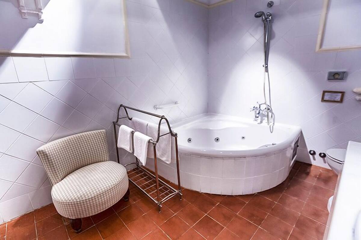 suite (carlos iii) | deep-soaking bathtub