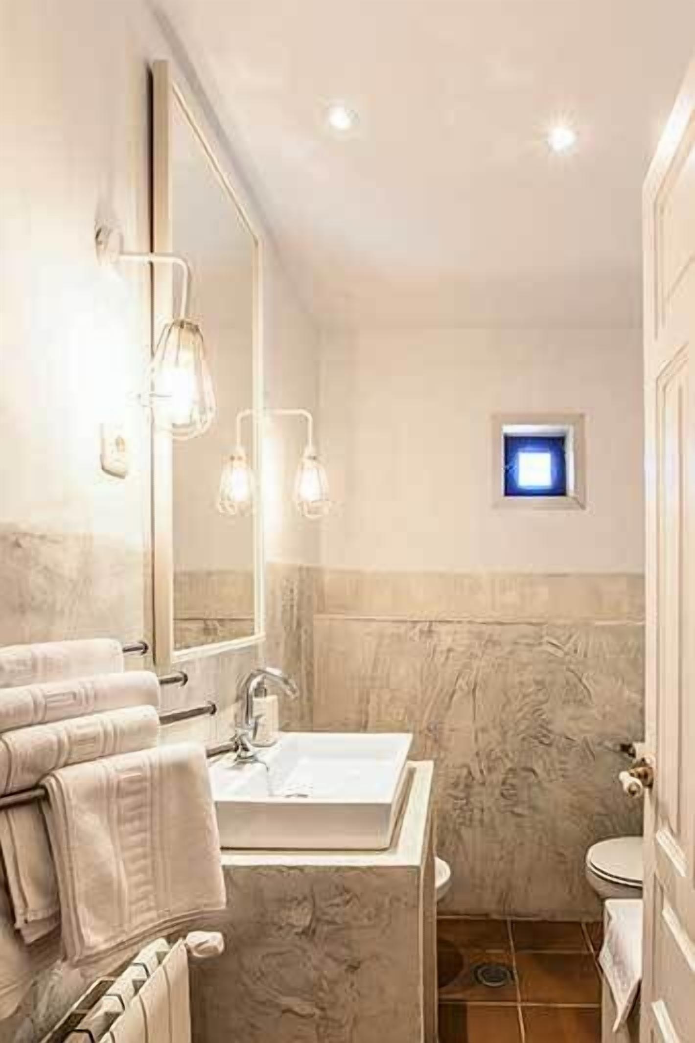 double room (llaves) | bathroom | free toiletries, hair dryer, towels