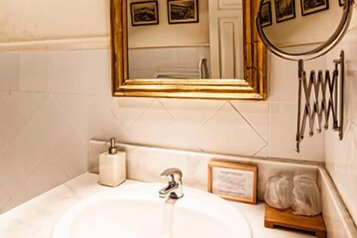 double room (clavos) | bathroom | free toiletries, hair dryer, towels