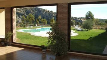 Una piscina al aire libre