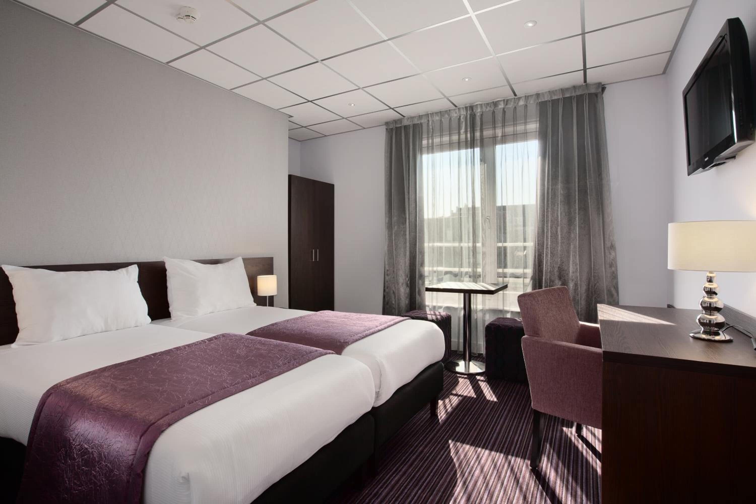 Caja de seguridad en la habitación, escritorio y insonorización 