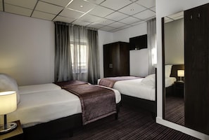 Deluxe-Dreibettzimmer, 3 Einzelbetten | Zimmersafe, Schreibtisch, schallisolierte Zimmer, Bügeleisen/Bügelbrett