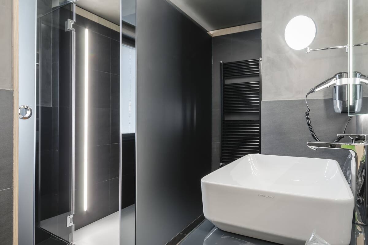 standard room, 1 king bed | bathroom | free toiletries, hair dryer, slippers, towels