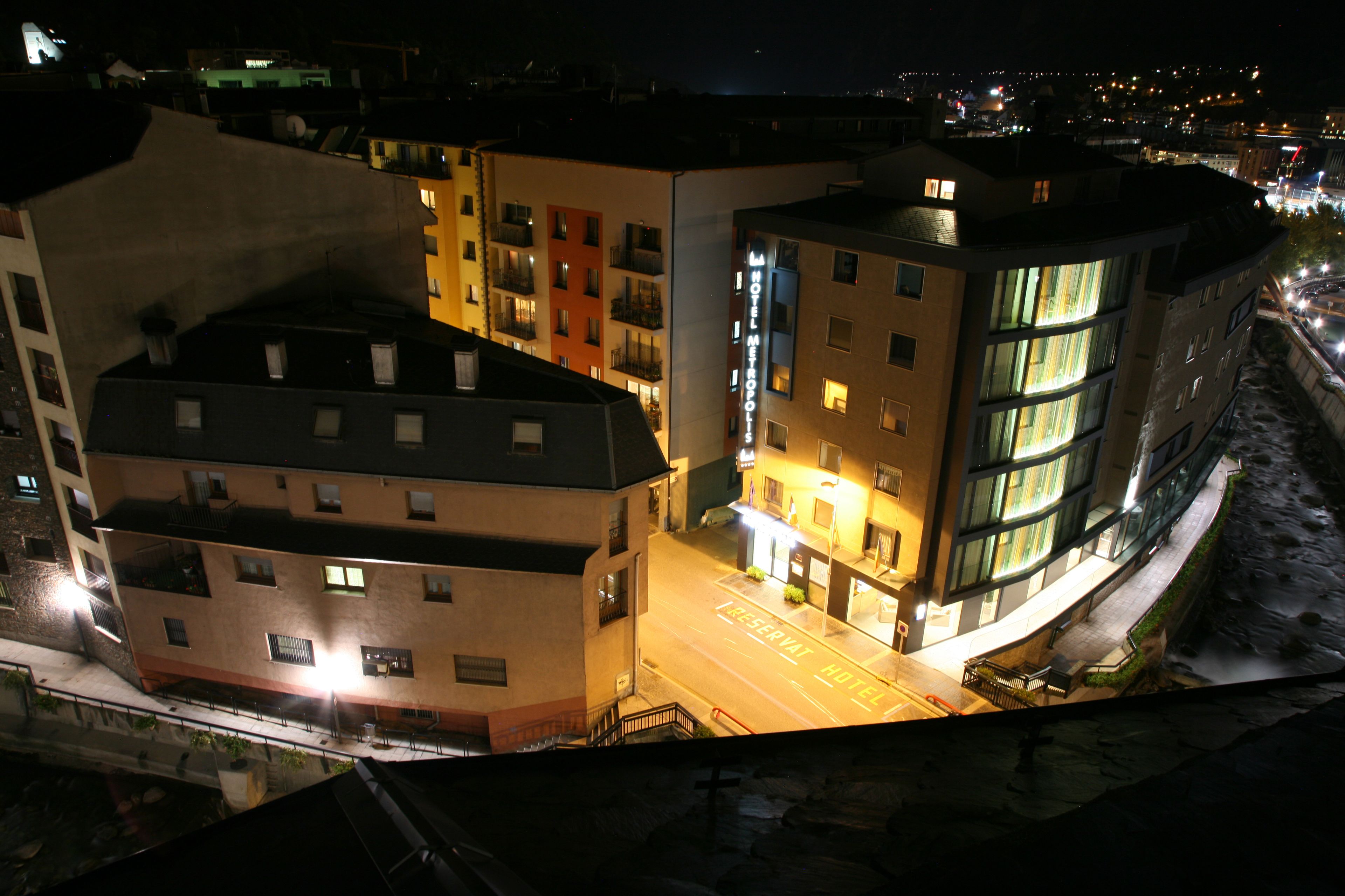 Ett hotell med flera våningar och modern design, med balkonger och en central innergård.