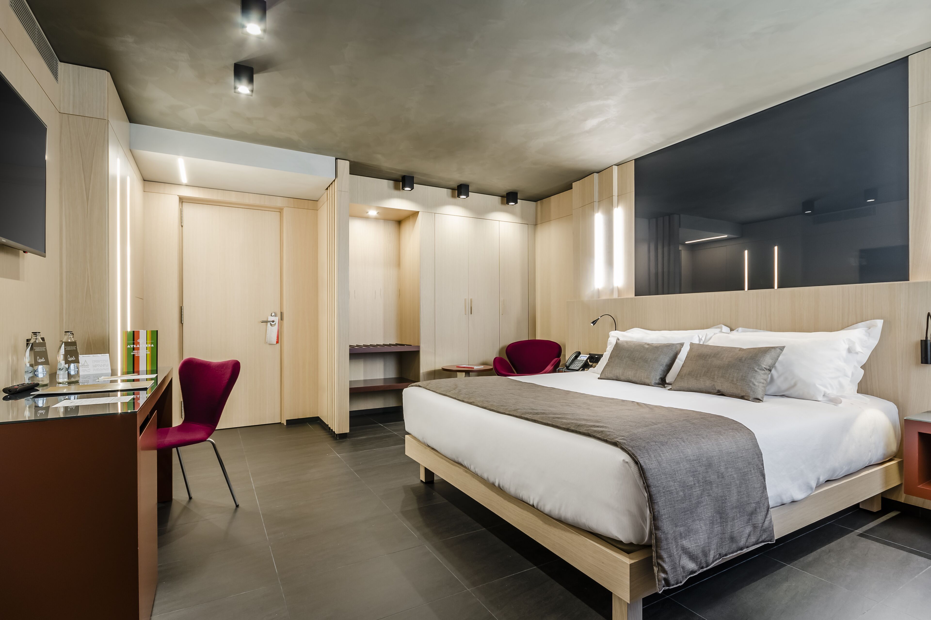 1 bedroom, Egyptian cotton sheets, premium bedding, down comforters