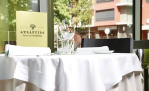 Se sirven desayunos y cenas, cocina internacional