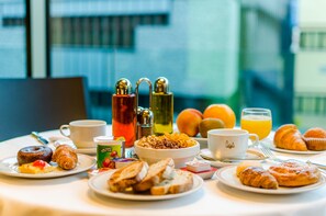 Daily continental breakfast (EUR 15 per person) - Hotel Metropolis (Escaldes-Engordany)