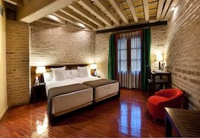 Caja de seguridad en la habitación y escritorio