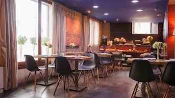 Petit déjeuner buffet (9.90 EUR par personne)