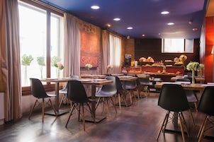 Desayuno buffet diario (EUR 9.90 por persona)