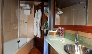 Chambre Double ou avec lits jumeaux | Salle de bain | Articles de toilette gratuits, sèche-cheveux, serviettes fournies, savon