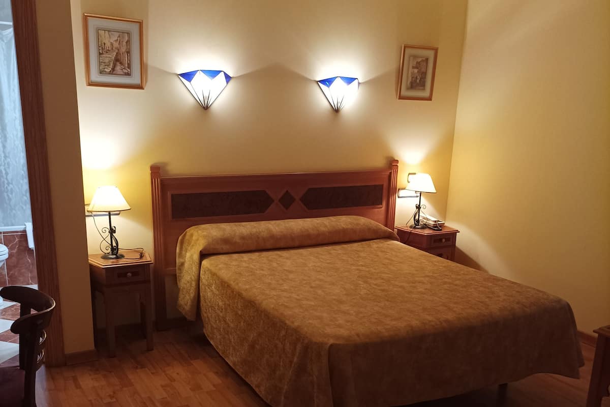 Doppelzimmer, 1 Doppelbett | Allergikerbettwaren, Schreibtisch, Verdunkelungsvorhänge