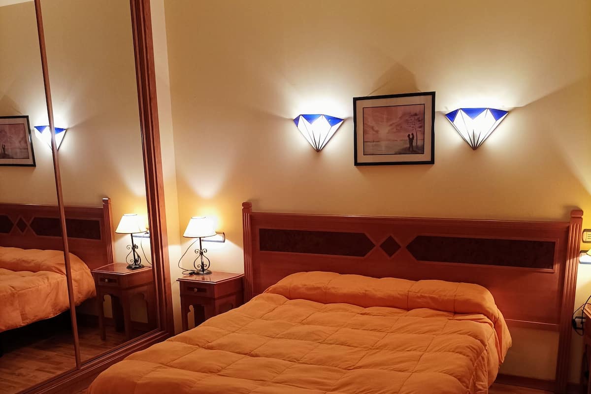 Doppelzimmer, 1 Doppelbett, Terrasse, Bergblick | Allergikerbettwaren, Schreibtisch, Verdunkelungsvorhänge