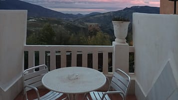 Tweepersoonskamer, 2 eenpersoonsbedden, terras, uitzicht op bergen | Hypoallergeen beddengoed, een bureau, verduisterende gordijnen