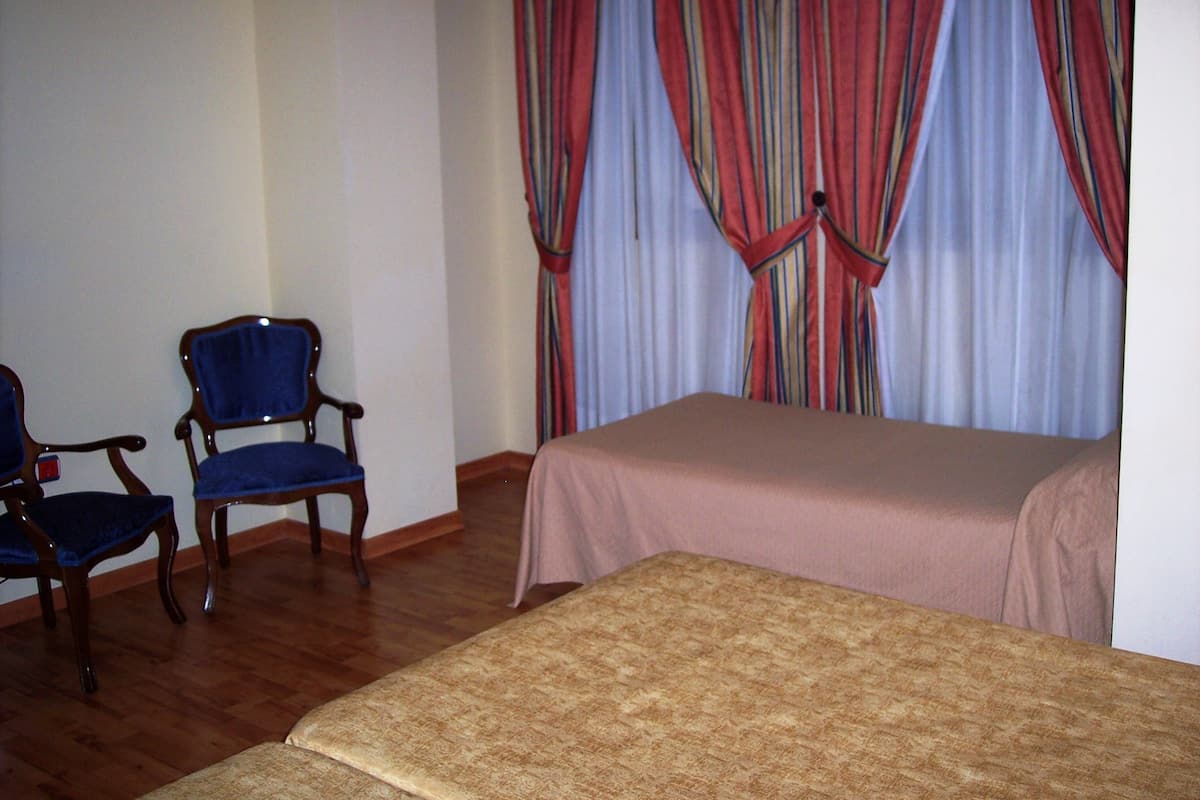 Double Room with Extra Bed | 低過敏寢具、書桌、遮光布/窗簾、隔音