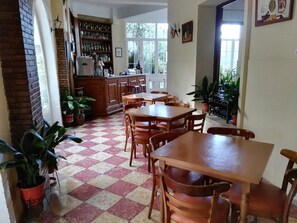 Bar (on property) - Castillo Lanjarón (Lanjaron)