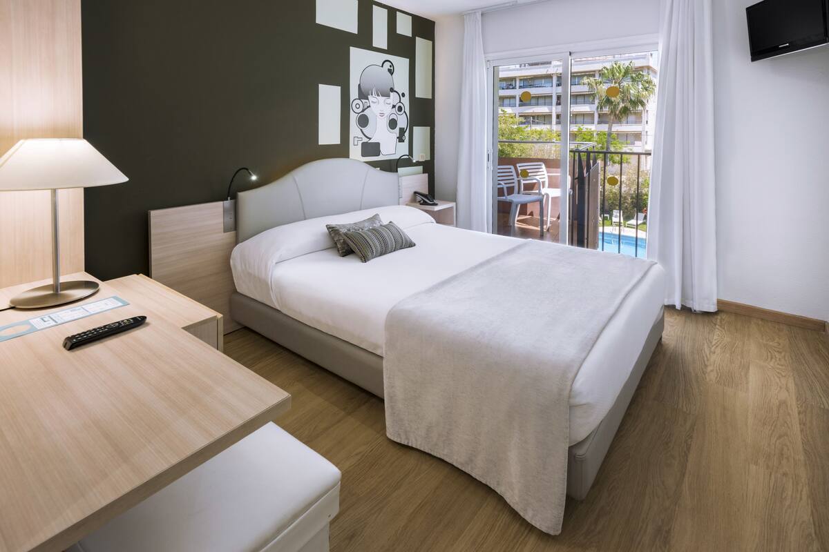 Single Room, Balcony, Garden View | Down comforters, in-room safe, soundproofing, cribs (surcharge)