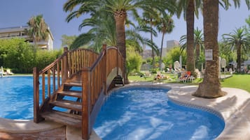 Piscine extérieure, parasols de plage, chaises longues