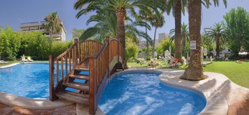 สระว่ายน้ำกลางแจ้ง, ร่มริมสระว่ายน้ำ, เก้าอี้อาบแดดริมสระ