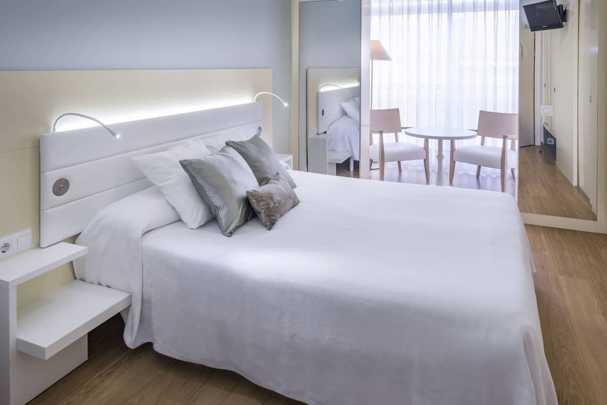 Down comforters, in-room safe, soundproofing, cribs (surcharge)