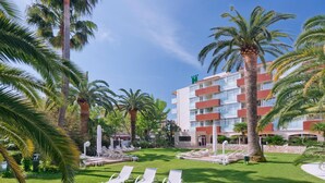 Una piscina al aire libre, sombrillas, tumbonas