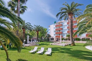 Outdoor pool, pool umbrellas, sun loungers - Monica Hotel (Cambrils)