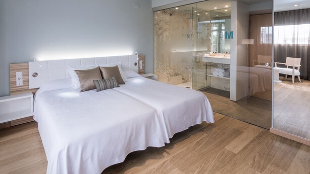 Down duvets, in-room safe, soundproofing, cots/infant beds - Monica Hotel (Cambrils)