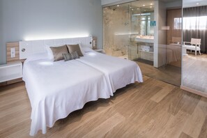 Down comforters, in-room safe, soundproofing, cribs/infant beds - Monica Hotel (Cambrils)