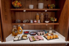 Daily buffet breakfast for a fee - Bristol Hotel (Avignon)