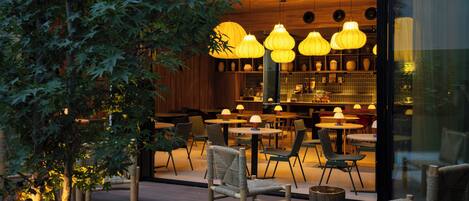 Petit déjeuner, déjeuner et dîner servis sur place