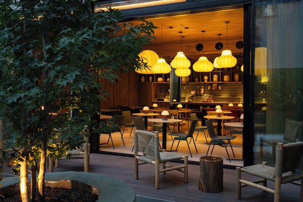 供应早餐、午餐和晚餐