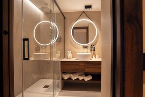 Ducha, artículos de higiene personal gratuitos, secador de pelo y bidé