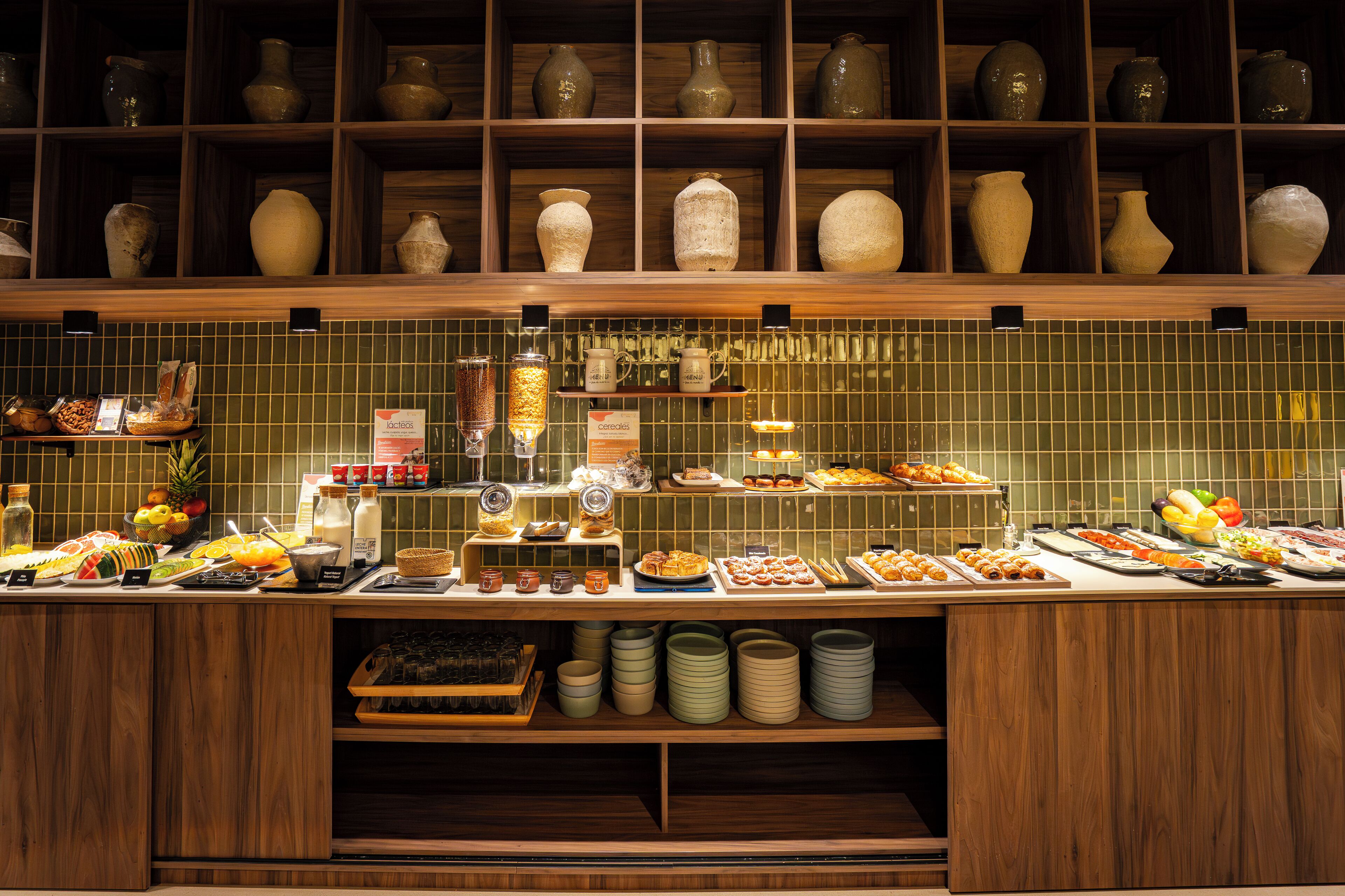 朝食 (ビュッフェ)、毎日提供 (1 名様 16 EUR)