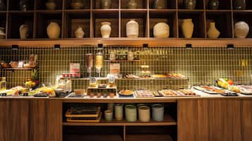 Tägliches Frühstücksbuffet (16 EUR pro Person)