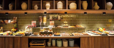 Sarapan prasmanan setiap hari (EUR 16 per orang)