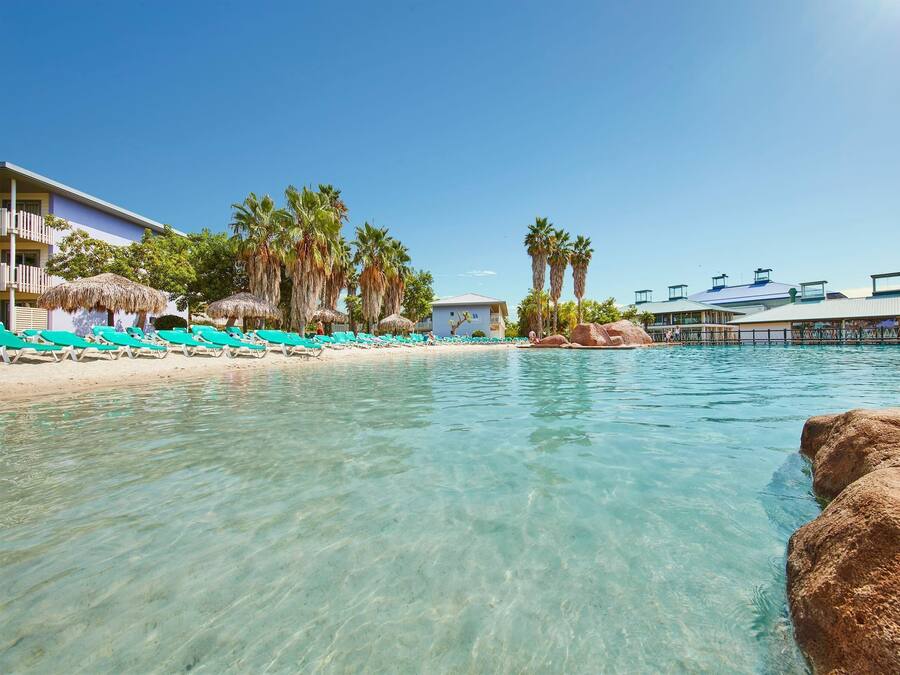 Piscina interna, piscina externa sazonal, guarda-sóis, espreguiçadeiras