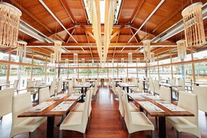 5 間餐廳；供應早餐、午餐、晚餐；多國菜