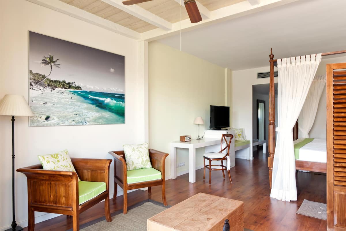 Frigobar, cofres nos quartos, escrivaninha, berços grátis