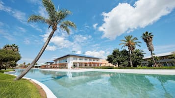 Alberca techada y alberca al aire libre por temporada