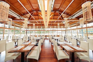 5 restaurants, breakfast, lunch, dinner served; international cuisine