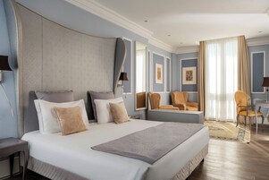 Roupas de cama premium, frigobar, cofres nos quartos