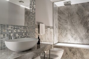 尊荣客房 (Rooftop) | 浴室 | 深泡浴缸、大花洒淋浴喷头、免费洗浴用品、吹风机