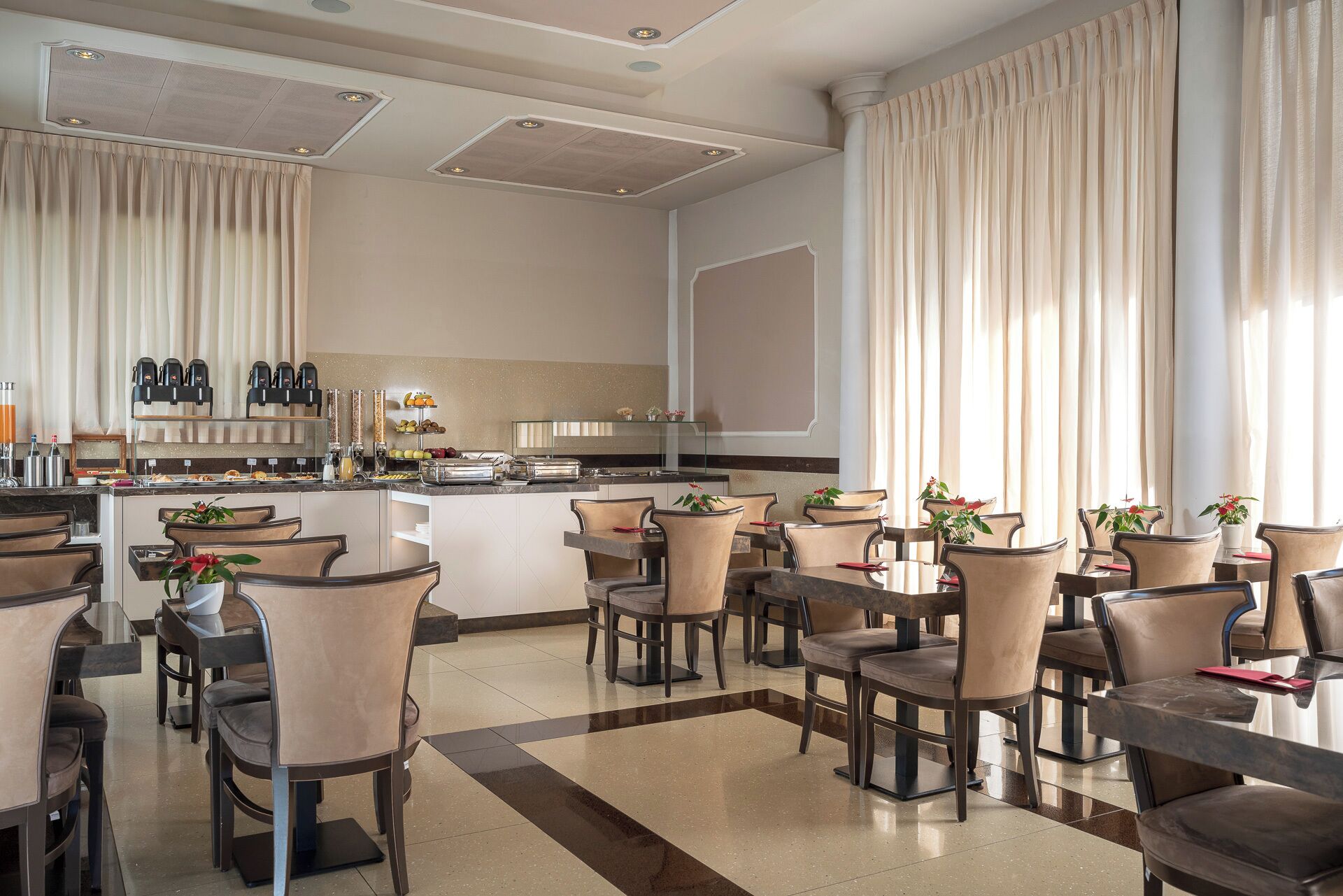 Desayuno buffet diario (EUR 17.00 por persona)