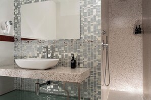 Baignoire profonde, douche cascade, articles de toilette (gratuits)