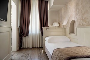 Quarto solteiro luxo | Área de estar | TV