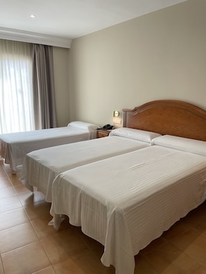 Minibar, in-room safe, desk, blackout drapes - Hotel Almijara – Mares (Almunecar)