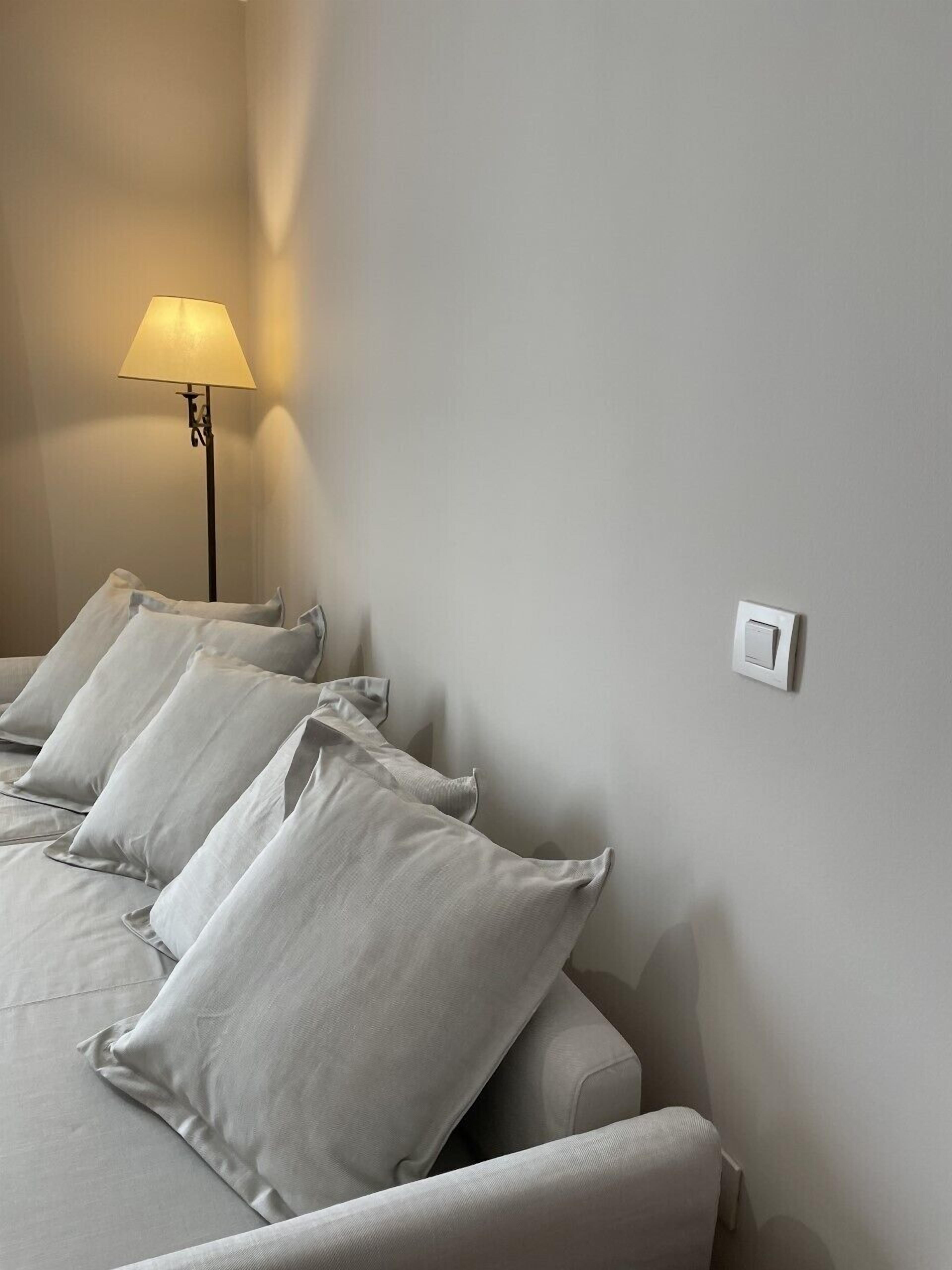 Minibar, coffres-forts dans les chambres, bureau, rideaux occultants