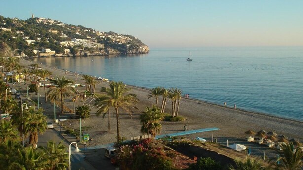 A coastal town with a beach, palm trees, and a view of the sea. - Hotel Almijara – Mares (Almunecar)