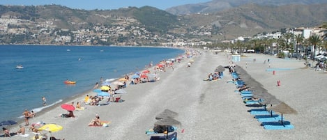 Una spiaggia nelle vicinanze, sabbia scura